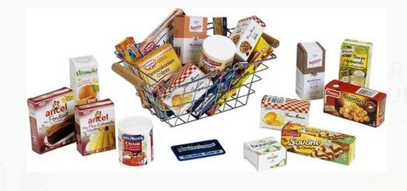 Cesta de la compra metálica con productos