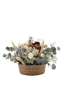 Cesta de mimbre con flores preservadas en color crema y marrón