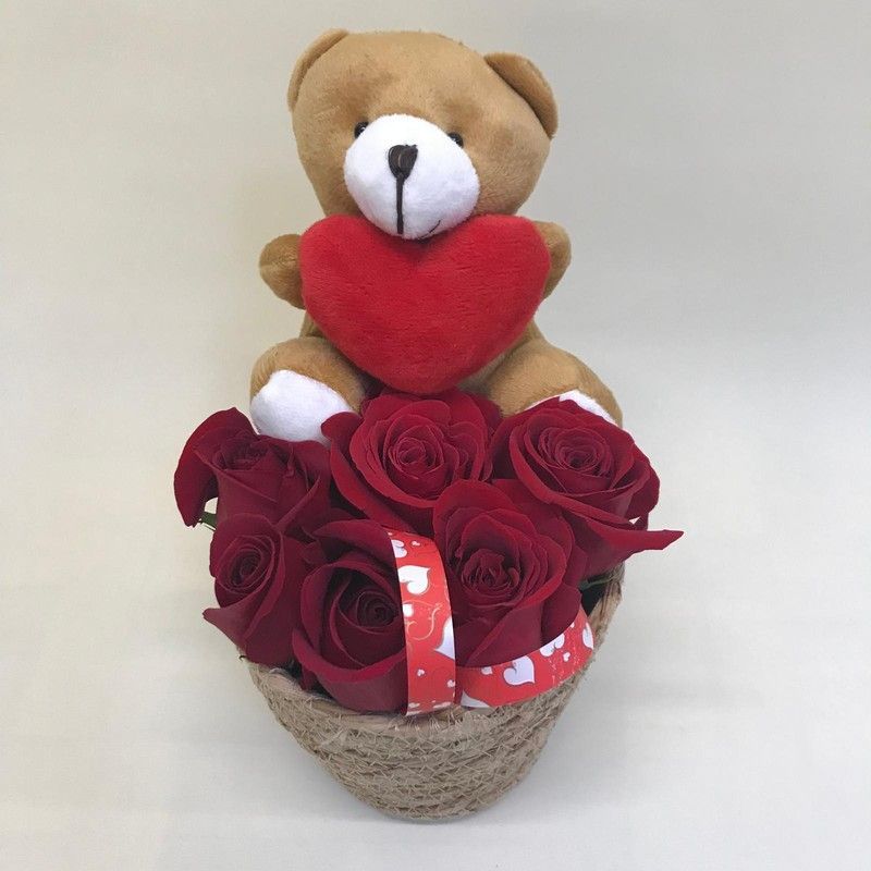 Cesta de Mimbre con Rosas y Osito de Peluche San Valentín