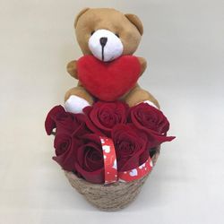 Cesta de Mimbre con Rosas y Osito de Peluche San Valentín