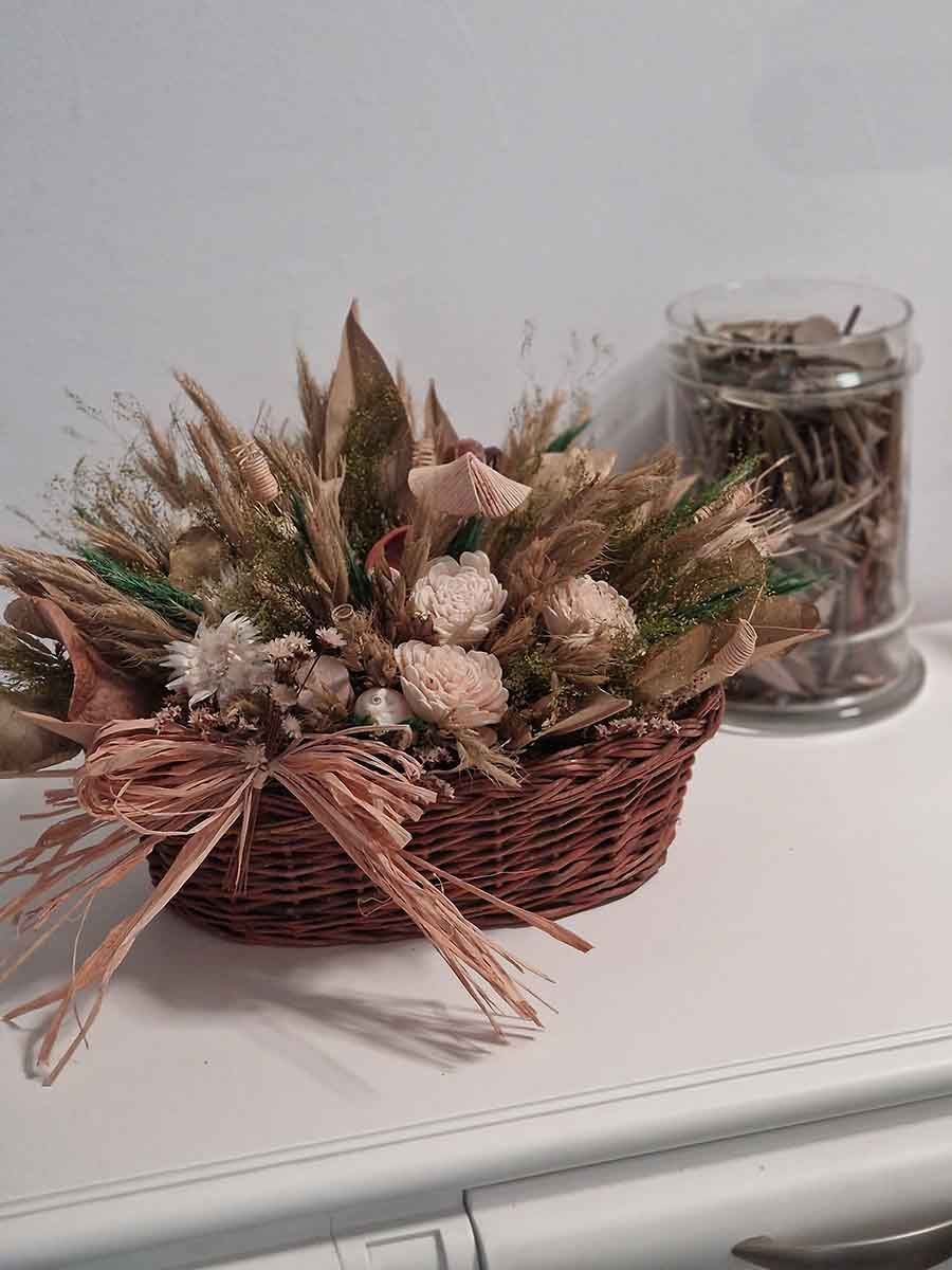 Cesta Rústica con Flores Secas Blancas