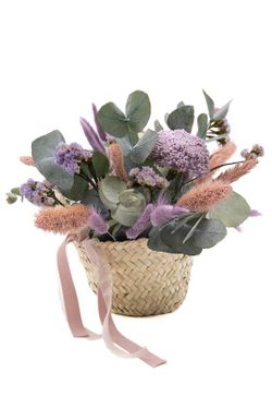 Cestita de mimbre delicada con flores preservadas en color lila