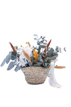 Cesto de mimbre con un lazo en colores suaves