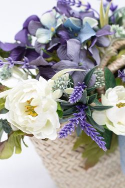 Cesto de Palma natural con flores artificiales en color Azul