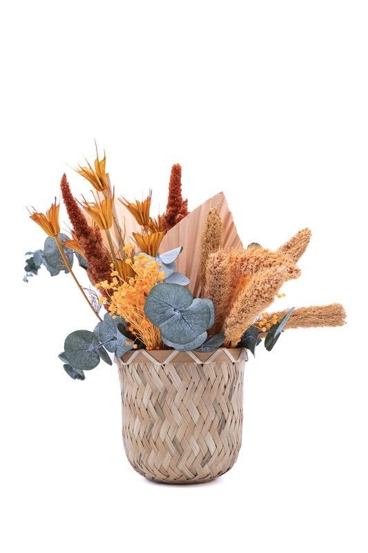 Cesto natural con vibrantes tonos naranjas