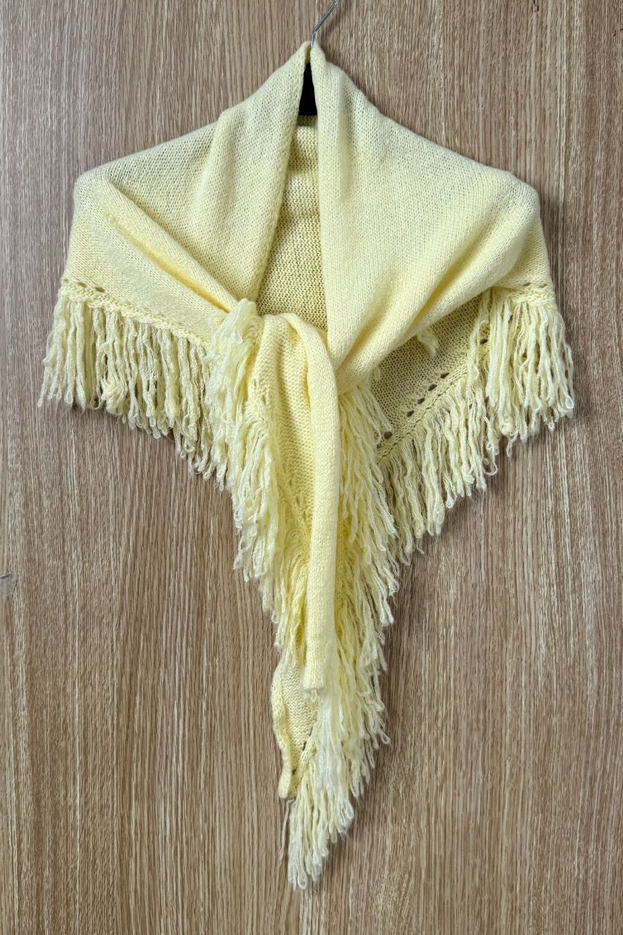 Chal de lana amarillo