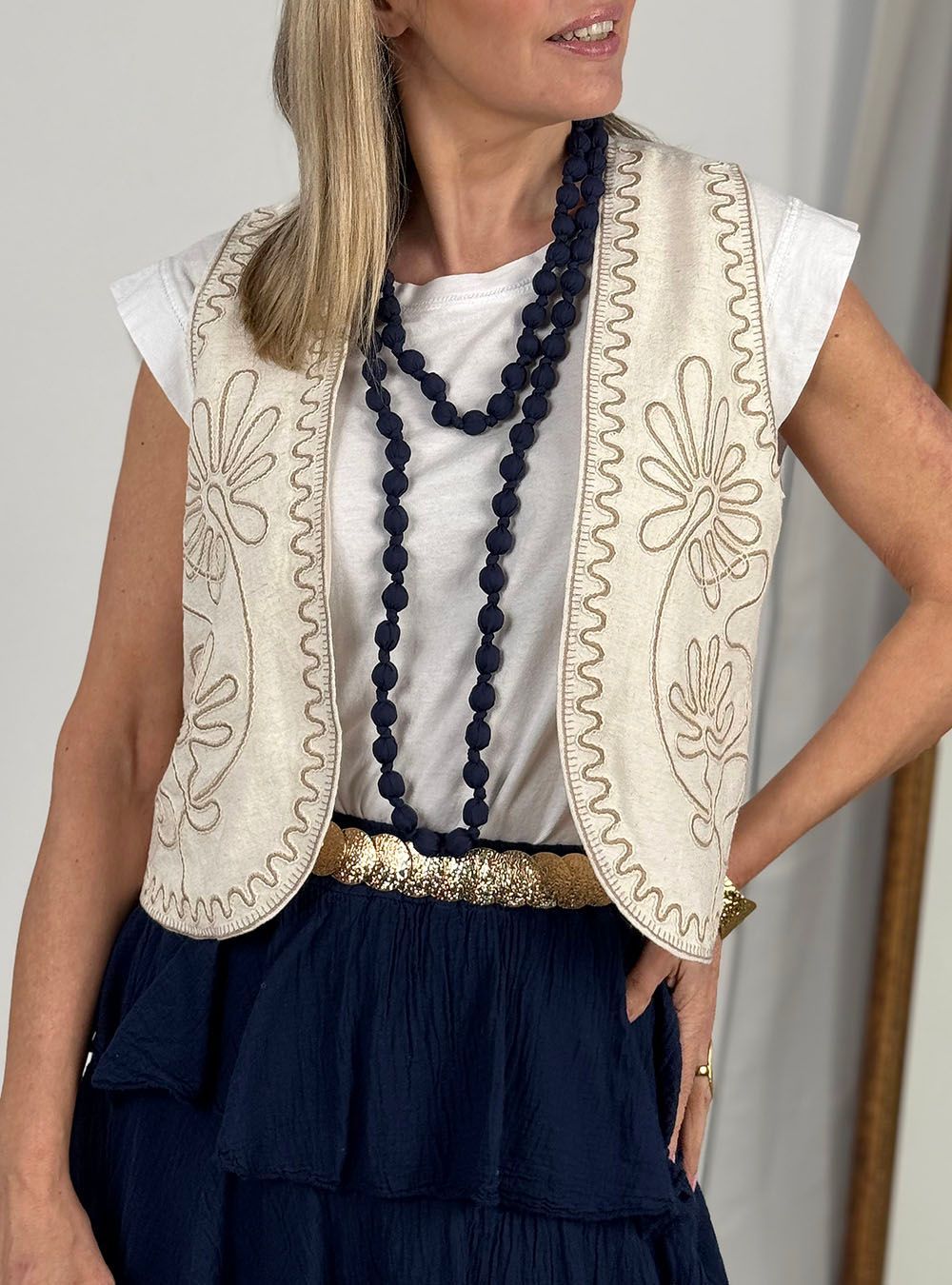 Chaleco boho bordado crudo-beige