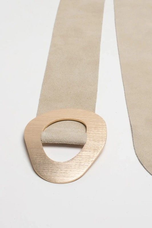 Cinturón De Serraje Arena Con Hebilla Grande Dorada