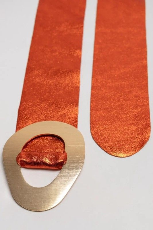 Cinturón De Serraje Naranja Metalizado Con Hebilla Grande Dorada