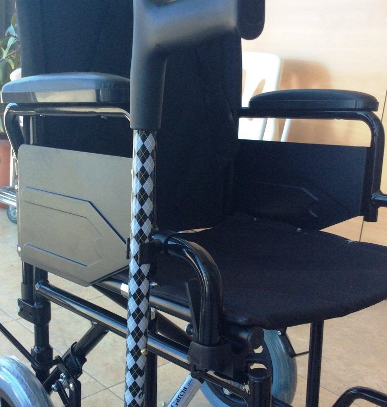 Clip sujeta bastones giratorio