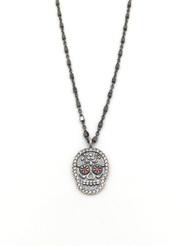 Colgante corto de plata en forma de calavera con circonitas engastadas.