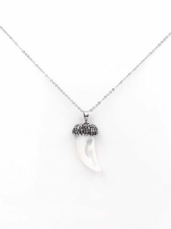Colgante de acero mujer con cuerno blanco