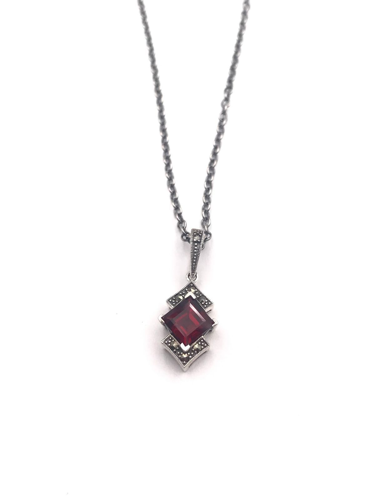 Colgante Elegant de plata de ley Square Garnet