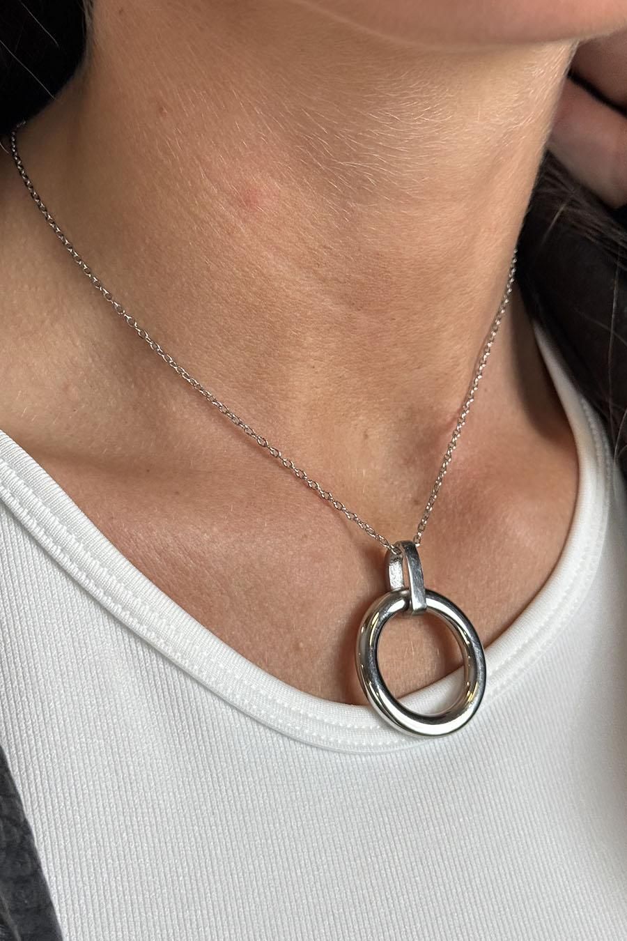 Collar anillo plateado