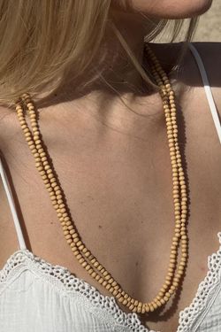 Collar bolitas madera ocre