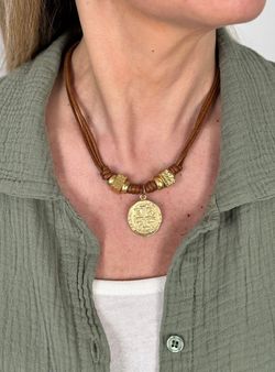 Collar moneda dorada