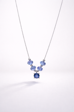 Collar SATERRA de oro blanco con zafiros azules.