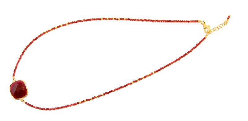 Collar y colgante de agata rubi . Plata dorada.