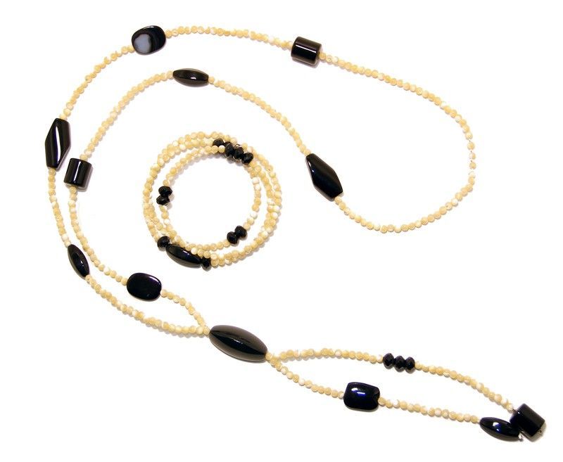 Conjunto collar y pulsera de nacar beig y onix. Plata.