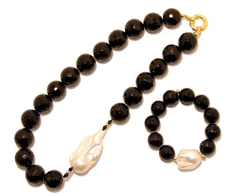 Conjunto collar y pulsera de onix y perla. Plata dorada.