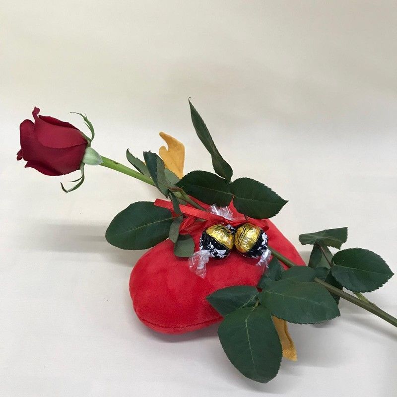 Corazón Cupido con Rosa y Bombones