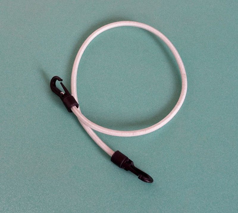 Cordón elástico con ganchos