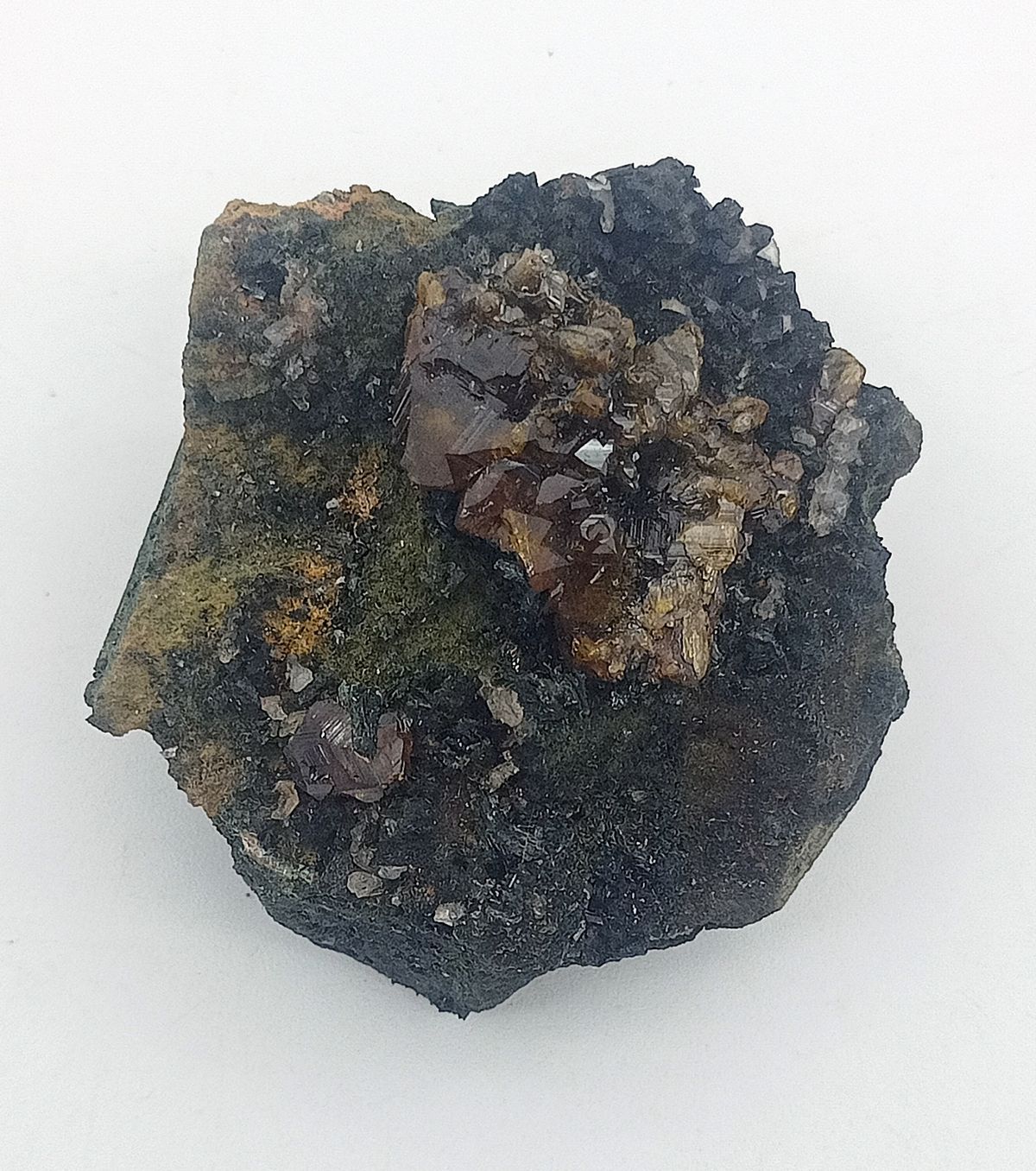 Cristales de Andradita sobre Hedenbergita