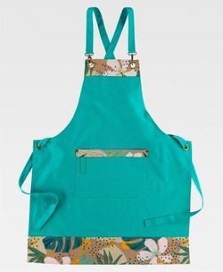 Delantal con peto en tejido canvas estampado combinado