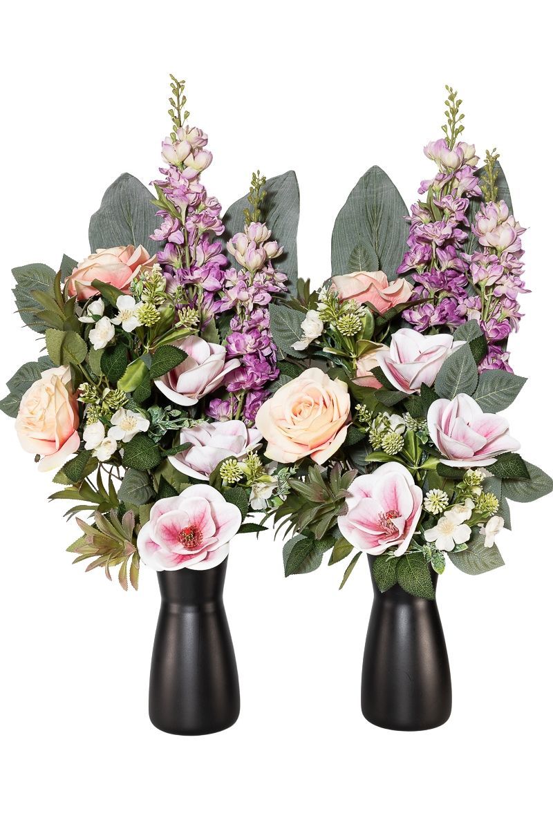 Delicado ramo de cementerio con flor de magnolio