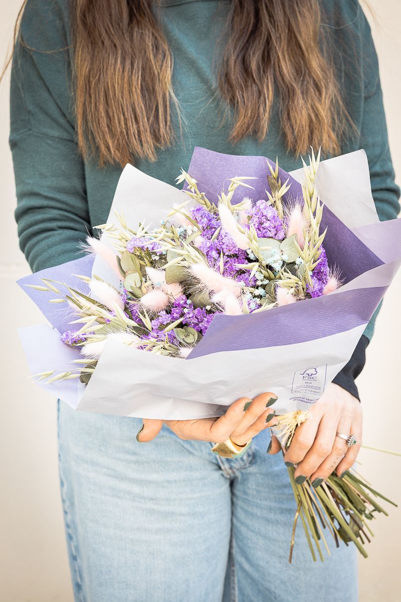 Delicado ramo de flores secas en tonos lila, roasdos y azules