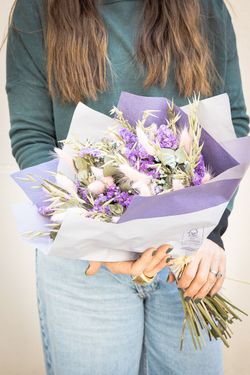 Delicado ramo de flores secas en tonos lila, roasdos y azules