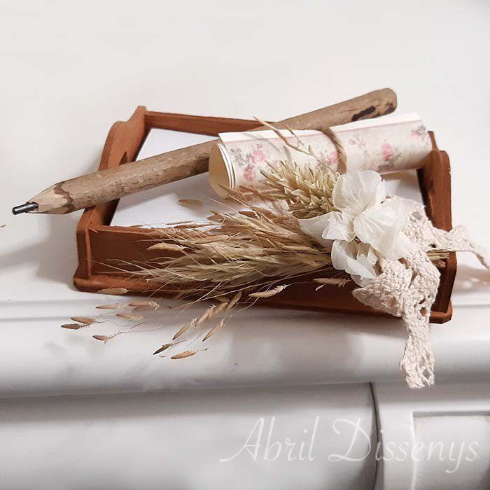 Detalle taquillón taco lápiz flor arena