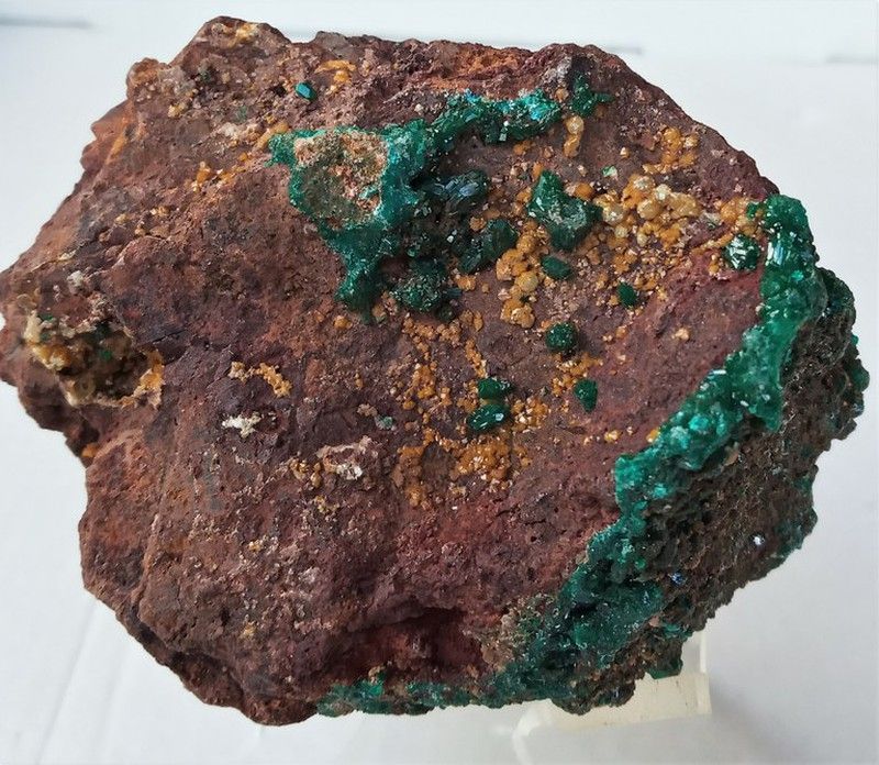 Dioptasa con mimetita