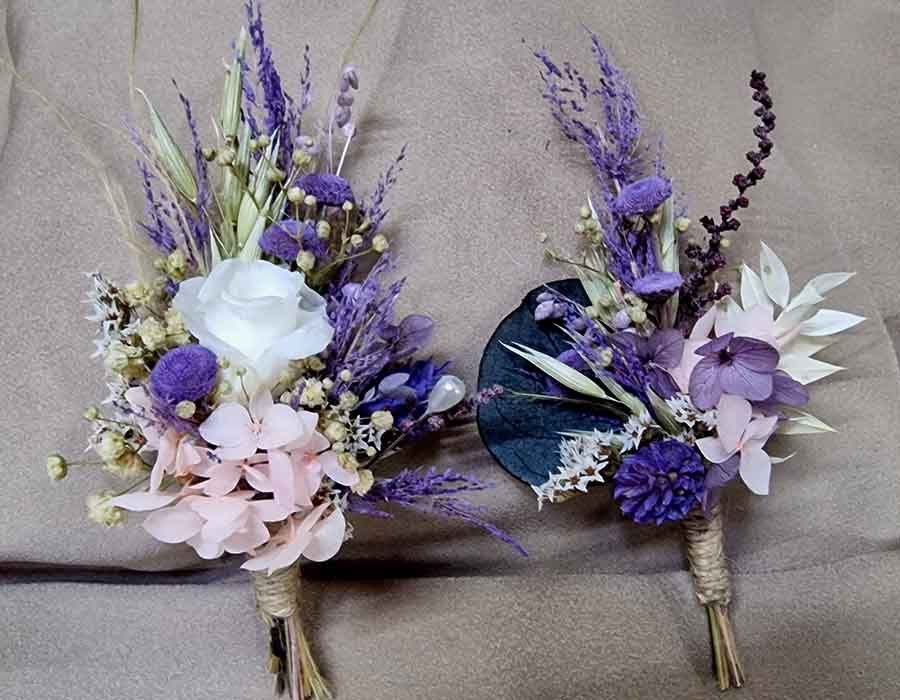 Dos ramilletes de flores para el novio con gardenia y otro más pequeño para el padrino