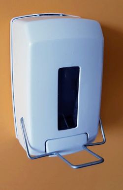 Dosificador con pulsador de codo