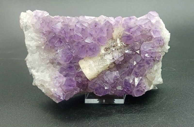 Drusa de Amatista con cristal de Calcita