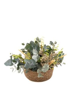 El color verde es el protagonista en este precisos y vistosa cesta de flores preservadas