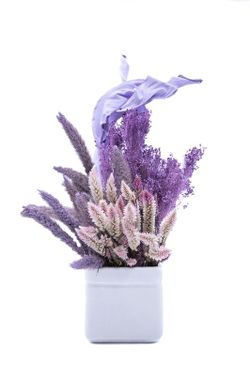 Elegante centro de cerámica blanca con flores lilas y rosadas