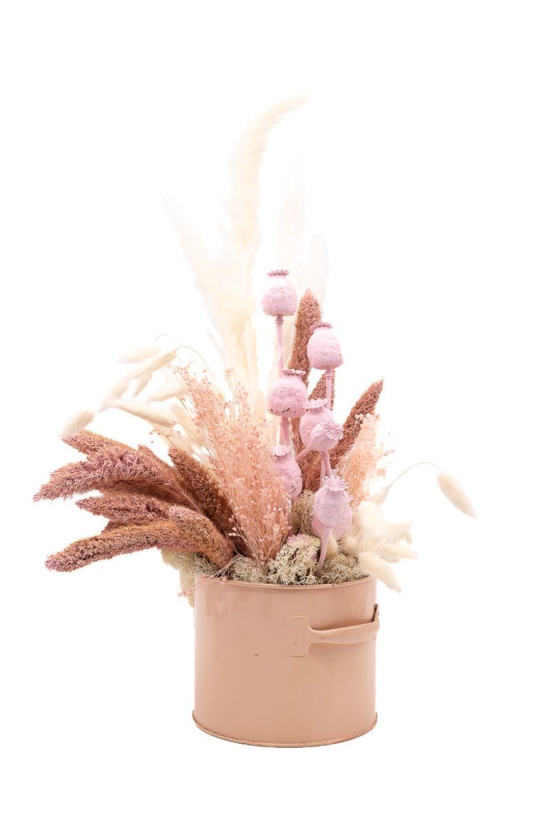 Elegante centro de flores secas y preservadas en tonos rosas