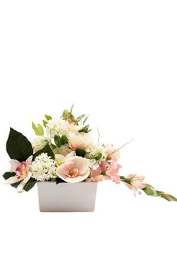 Elegante jardinera de cerámica con flores artificiales en tonos crudos y rosas empolvados