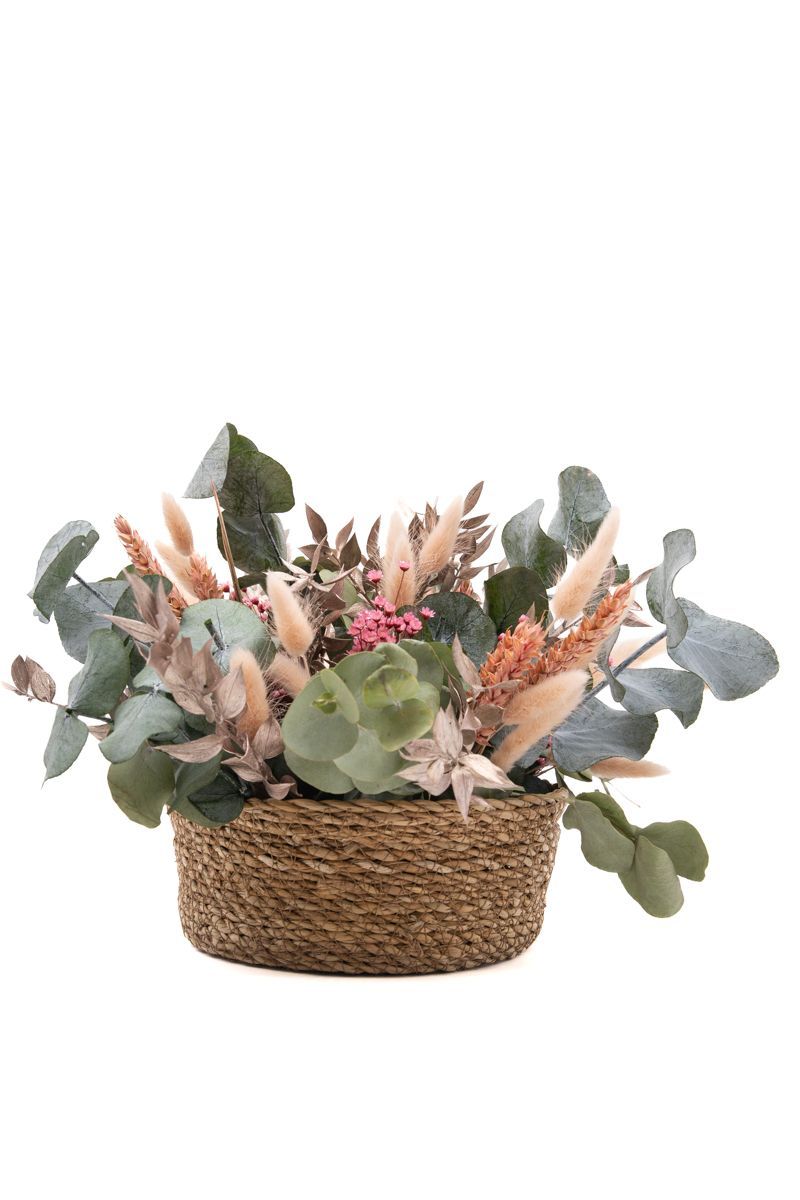 Encantadora cesta de fibra natural de flores secas y preservadas rosadas