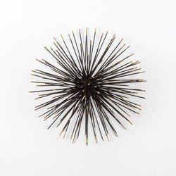 Escultura de metal negro y dorado, 29x15x29 cm