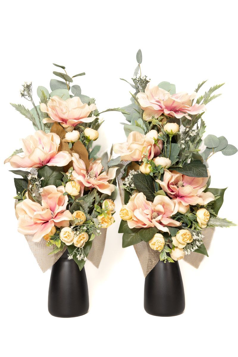 Espectaculares flores de magnolio artificial para este ramo de flores de cementerio.