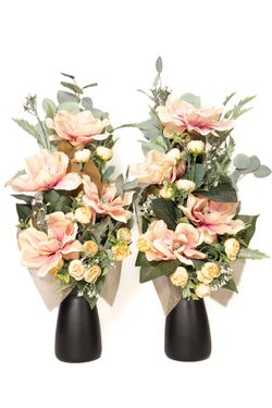 Espectaculares flores de magnolio artificial para este ramo de flores de cementerio.