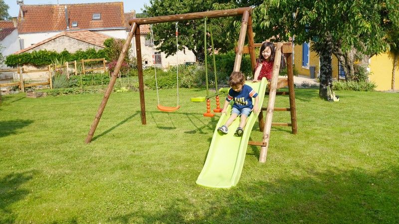 Estación de juegos con tobogán y dos columpios Menthe