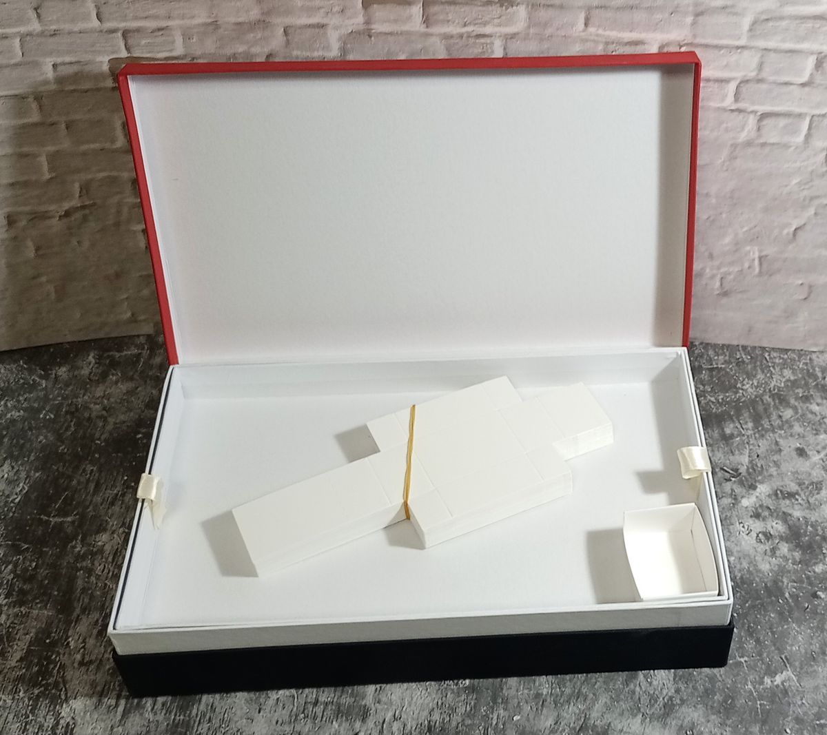 Estuche de cartón 40 compartimentos en dos pisos.