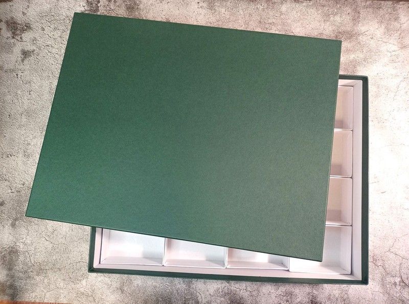 Estuche verde alto de cartón de 16 compartimentos