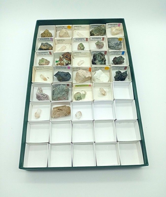 Estuche verde de cartón con 40 comparimentos interiores de 40x40 mm.