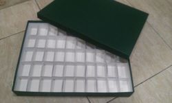 Estuche verde de cartón con 50 compartimentos