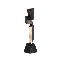 Figura decorativa  de poliresina en negro y dorado, 11 x 10 x 46 cm | Vertex